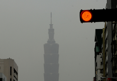 台湾にも黄砂、記録的な大気汚染に
