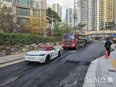 道路舗装の工事現場、入り口に車を放置…韓国・作業中断で非難の声