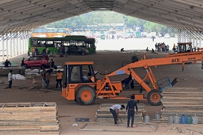 広大なグラウンドにコロナ患者治療施設 感染急拡大のインド