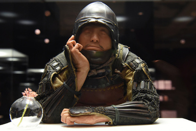 よろい姿の中世の武士、でも表情は現代人ぽい？ 東京・銀座の美術館