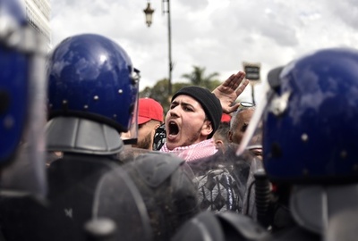 アルジェリア、7月に大統領選 首脳交代もデモ続く