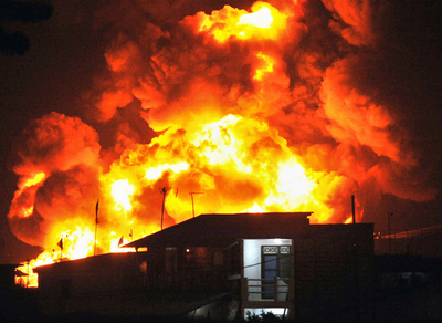 石油会社の貯蔵タンクが炎上、インドネシア