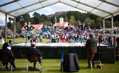 ダンスに丸太投げ、スコットランドで伝統の競技会 女王も観覧