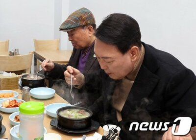 「尹錫悦ルック」はタートルネック「格式を捨てる」 – KOREA WAVE