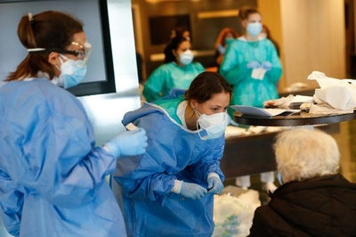 スペイン、コロナで1日に900人超死亡 2日連続
