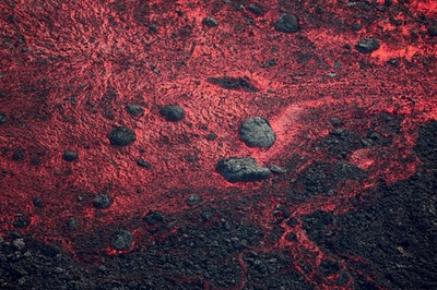 仏海外領フルネーズ火山、溶岩を噴出