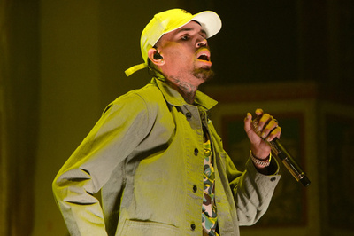 米歌手クリス・ブラウン、暴行容疑で捜査対象に 米メディア