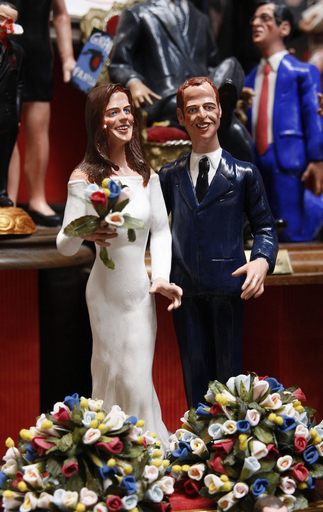 似てる？英ロイヤルカップルの陶器像、ナポリ