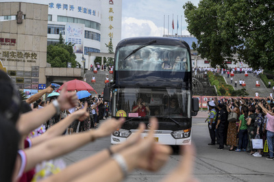 5000人応援団が受験生を激励 中国、大学入試きょう本番