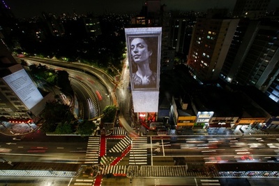 【今日の1枚】故人の写真を投影、「正義」の実現願う ブラジル