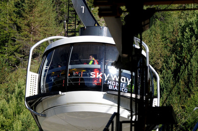 モンブランの宙づりロープウエー、一夜過ごした33人無事地上に