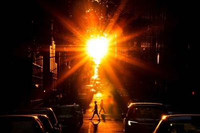 【今日の1枚】街角照らす夕日のフレア 米NY