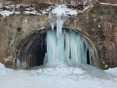 韓国・寒波続きで出現した“逆つらら”…近づくと「崩落の危険」
