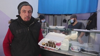 字幕:ロシア人元戦闘員、シリアですし店開業 内戦こう着で