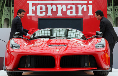 【写真特集】新型ハイブリッド車「ラ・フェラーリ」、パリに登場