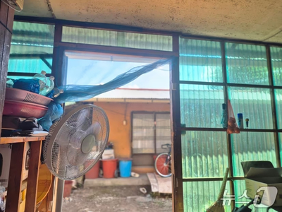 扇風機1台で夏を耐える…ソウル近郊、土壁の祖母・孫家庭に支援の手