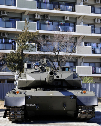防衛省が新型戦車を公開