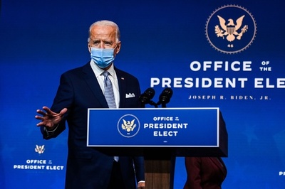 バイデン氏、犬と遊んで足の骨にひび