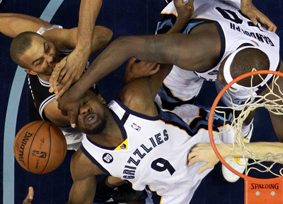 スパーズ、またもOT制しファイナル進出へ王手 NBAプレーオフ