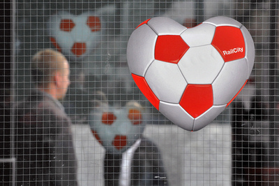 欧州選手権、開催地にハートのサッカーボール