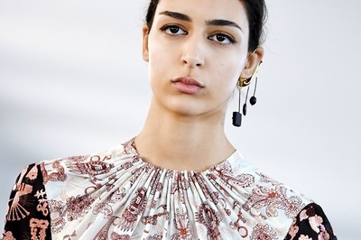 ロマンティックなプリントとディテール、「カルヴェン」18/19年秋冬