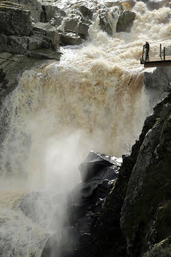 大雨で勢い増した滝、スペイン