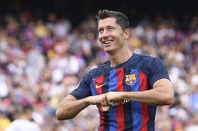 バルサがエルチェ下し暫定首位 レワンドフスキが2得点