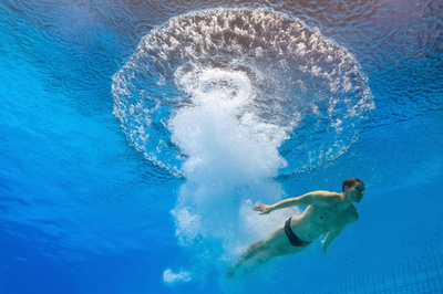 【今日の1枚】水面下も芸術的、福岡で世界水泳