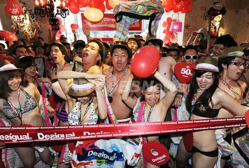 原宿にビキニの長蛇の列、無料服プレゼントイベント 原宿にビキニの長蛇の列、無料服プレゼントイベント