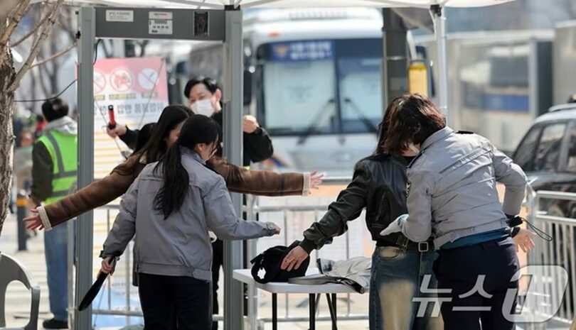 21日、ソウル市鍾路区の光化門広場で開かれた防弾少年団の復帰公演を前に、周辺で検問を実施する警察(c)news1