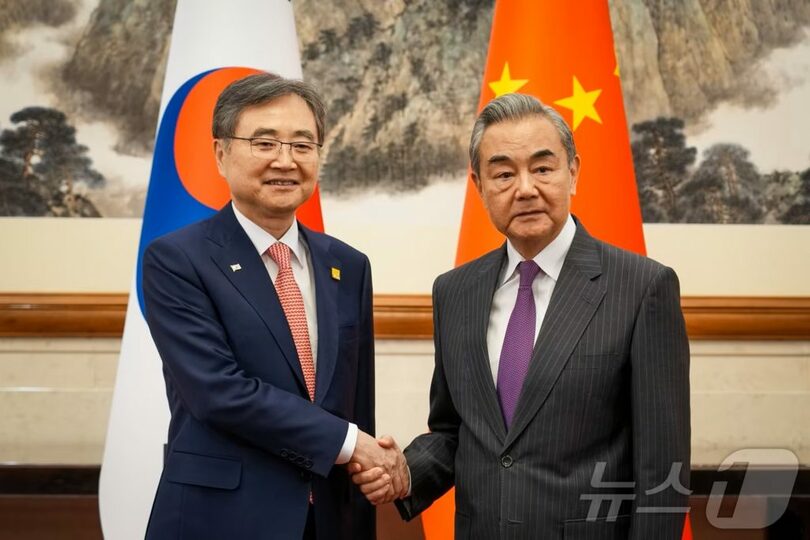 チョ・ヒョン（趙顕）韓国外相と王毅中国外相＝中国外務省提供(c)news1