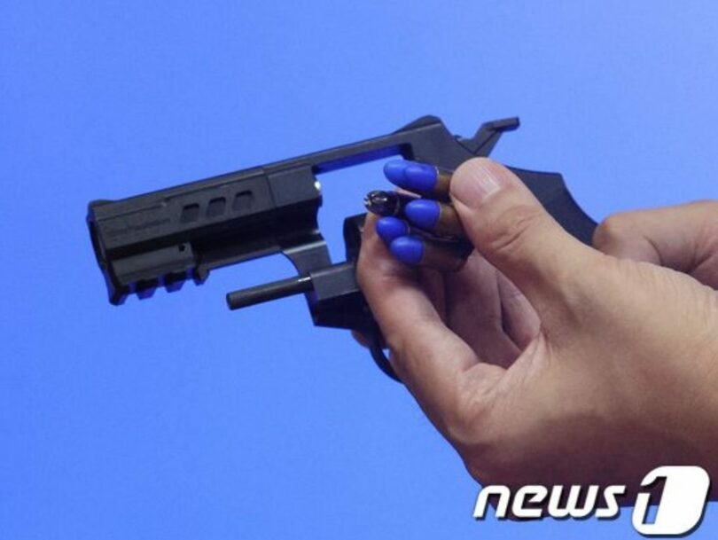 低危険拳銃を公開する警察(c)news1