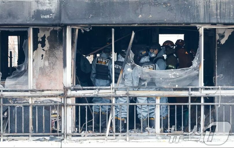 24日午前、ソウル江南区のマンションで鑑識を進める警察と消防の関係者(c)news1