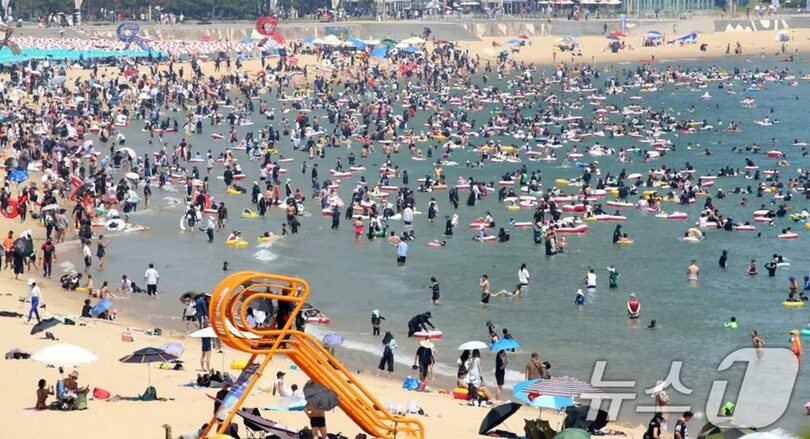 釜山・海雲台海水浴場で水遊びを楽しむ行楽客(c)news1