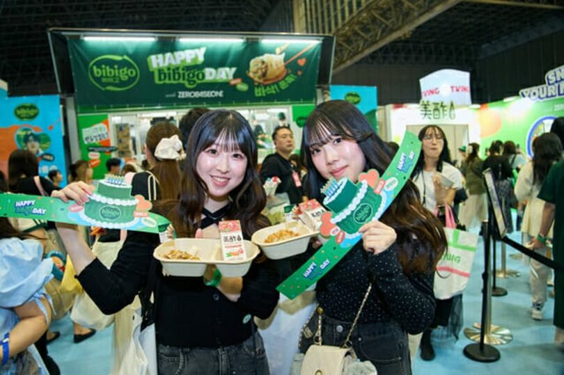 ビビゴブースでビビゴ餃子と美酢のセットを楽しむ来場者＝CJ第一製糖(c)KOREA WAVE