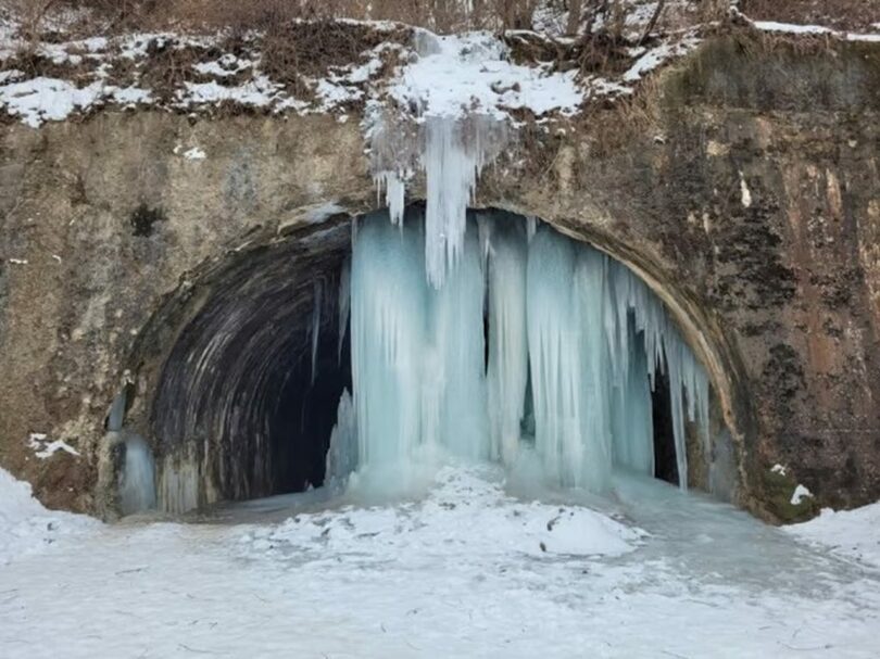 京畿道の廃トンネルに湧き上がる逆つらら(c)NEWSIS