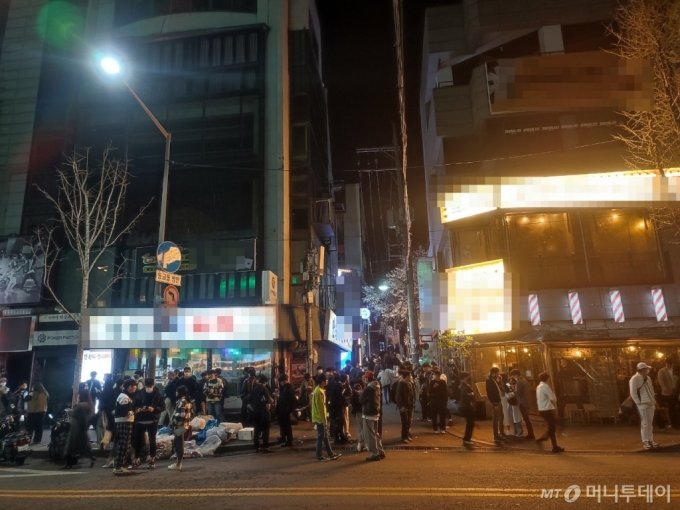 5日午前1時ごろ、ソウル市麻浦付近。飲食店の営業終了後、若者たちが街でたむろしている(c)MONEYTODAY