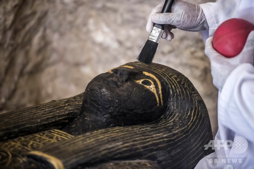 エジプト、古代都市テーベで新たに発見の墓を公開 無傷の石棺も