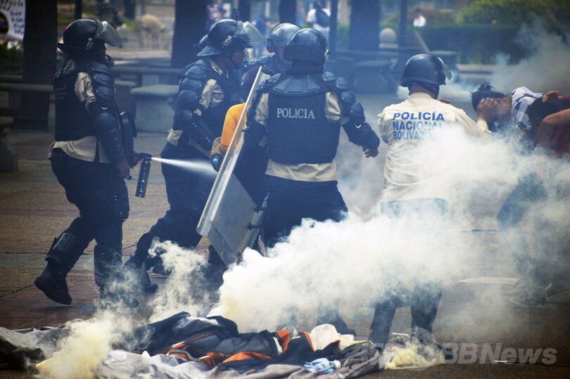 反政府デモとの衝突で警官撃たれ死亡、ベネズエラ