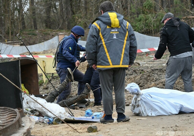 マンホールに息子の遺体、泣き崩れる母親 ロシア軍撤退後の爪痕