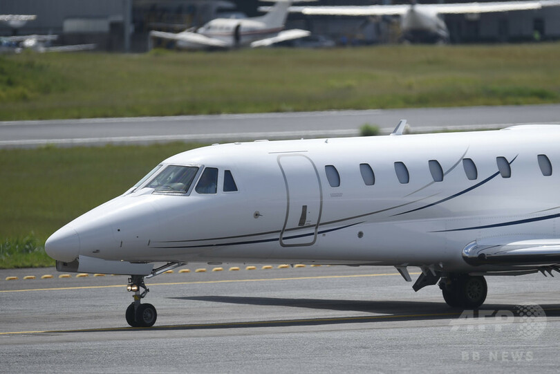 手術成功のネイマールがヘリで退院、別荘でリハビリ開始へ