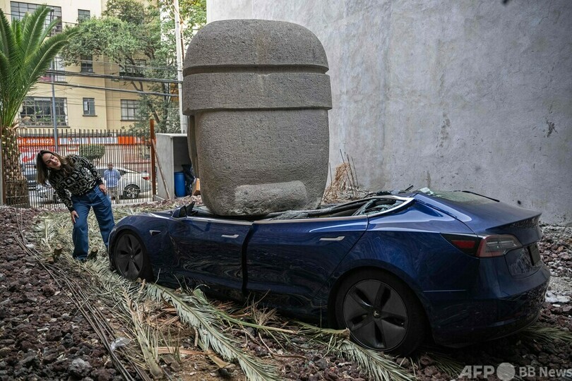 巨大石頭につぶされるテスラ メキシコ人芸術家作品