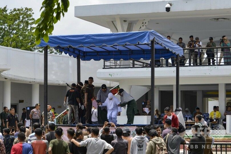 男女6人に公開むち打ち刑、人前での愛情表現で インドネシア