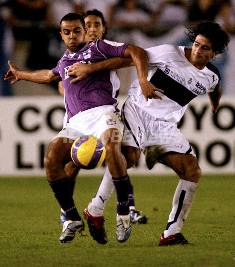 ＜サッカー 07リベルタドーレス杯南米選手権＞ヒムナシア・ラ・プラタ デフェンソール・スポルティングに快勝するも決勝トーナメント進出はならず - アルゼンチン