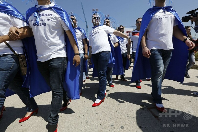 女性の痛みを体験、男性がハイヒールで1マイル レバノン