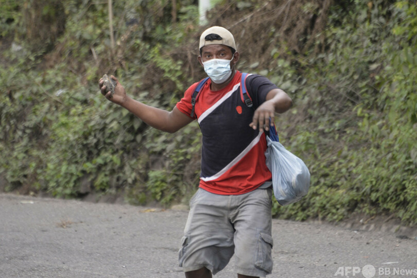 グアテマラ治安部隊、移民集団を分断し進行阻止