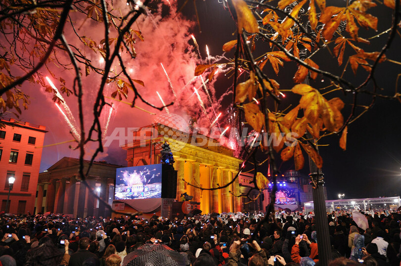 「ベルリンの壁」崩壊20年を祝う巨大ドミノ倒し