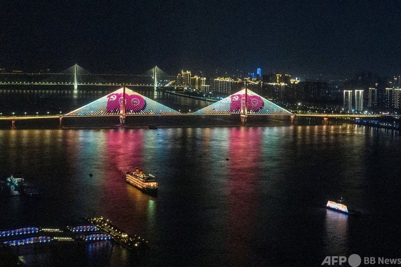 「党の言葉を聞け」 中国共産党創立100年、街角彩るプロパガンダ