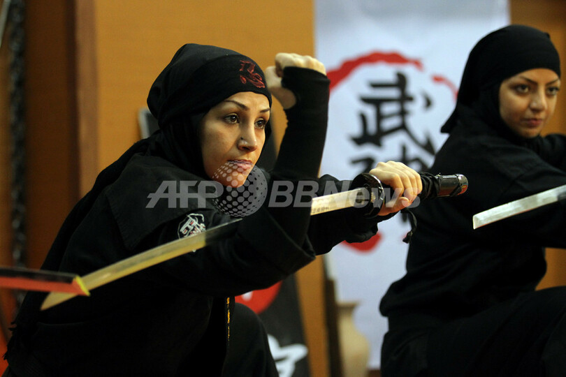 イラン女性に「忍術」が人気？華麗な技を披露