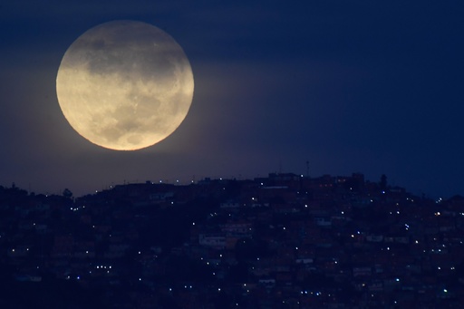 月に2度目の満月「ブルームーン」ハロウィーンの夜に観測 写真18枚